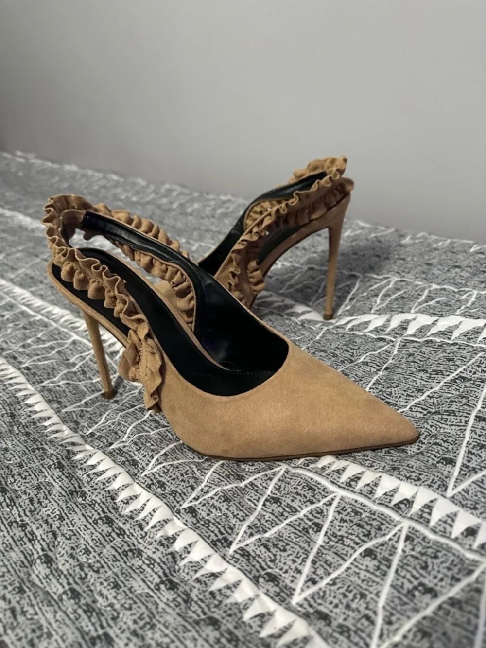 NY&C Ruffle Slingback Heels Nude Suede Pointed Toe Stiletto Size 8 Coquette